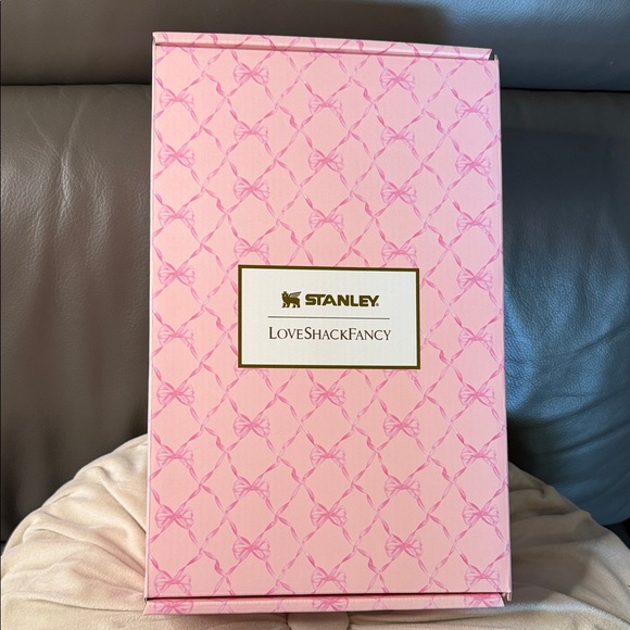 Stanley Pink Bow Pattern Insulated Travel Mug with Handle—40 oz - Picture 4 of 5